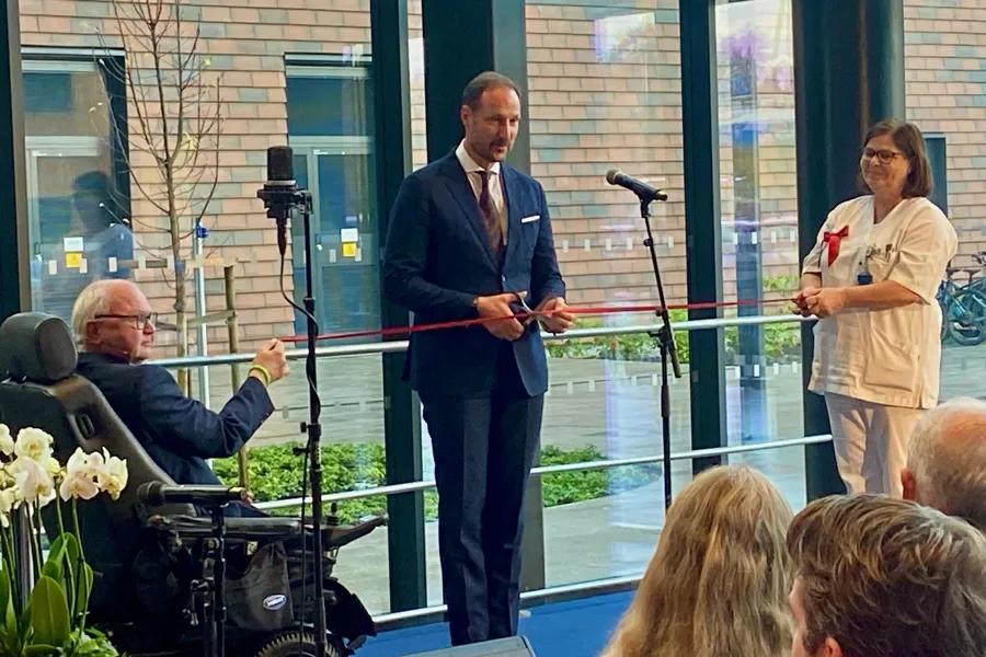 En person som snakker til en gruppe mennesker