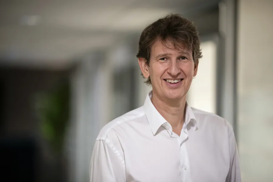 En mann som smiler til kameraet