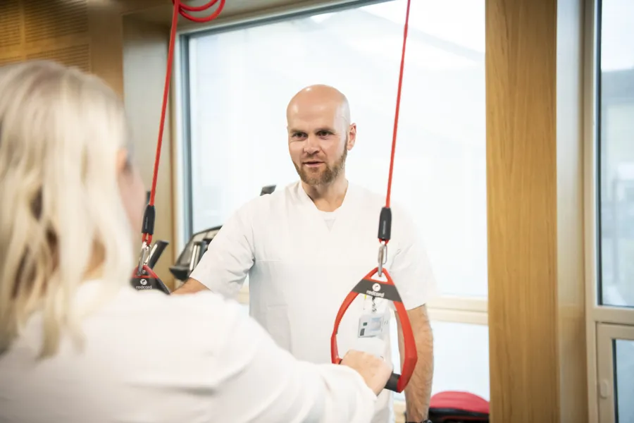 Ansatt med pasient som trener
