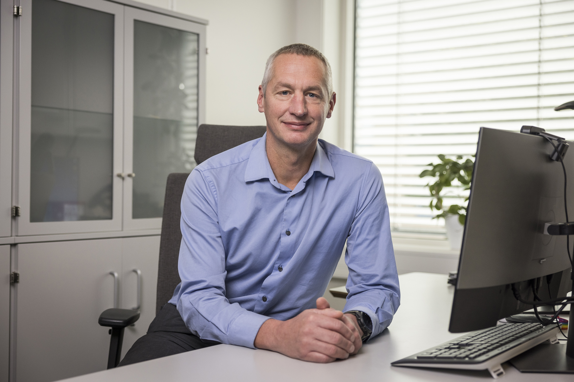 En mann som sitter ved et skrivebord