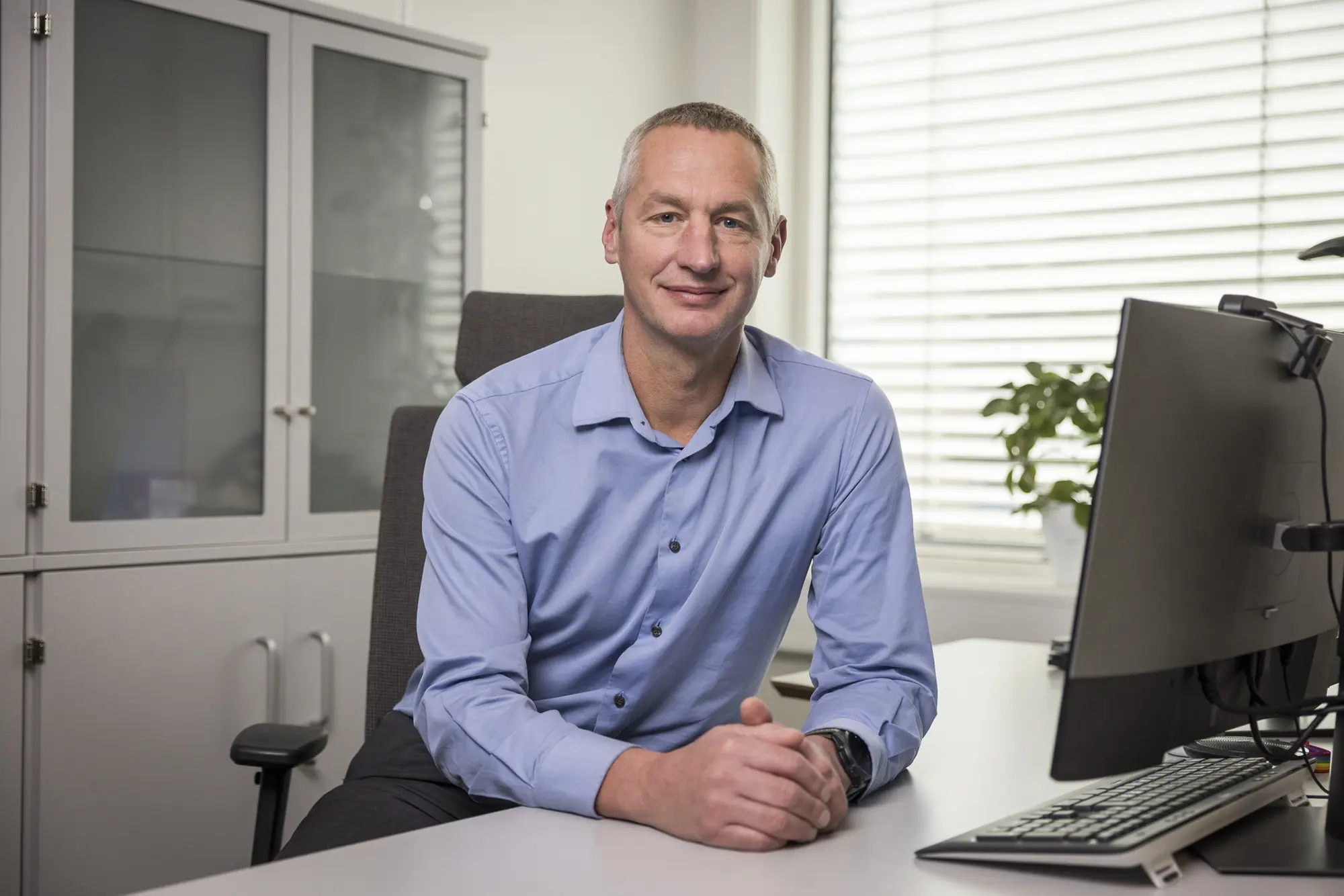 En mann som sitter ved et skrivebord