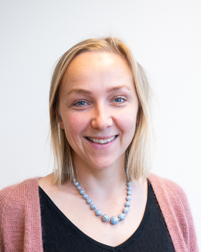 En kvinne med et blått halskjede