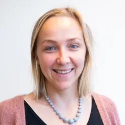 En kvinne med et blått halskjede