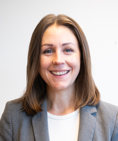 Et nærbilde av en kvinne som smiler