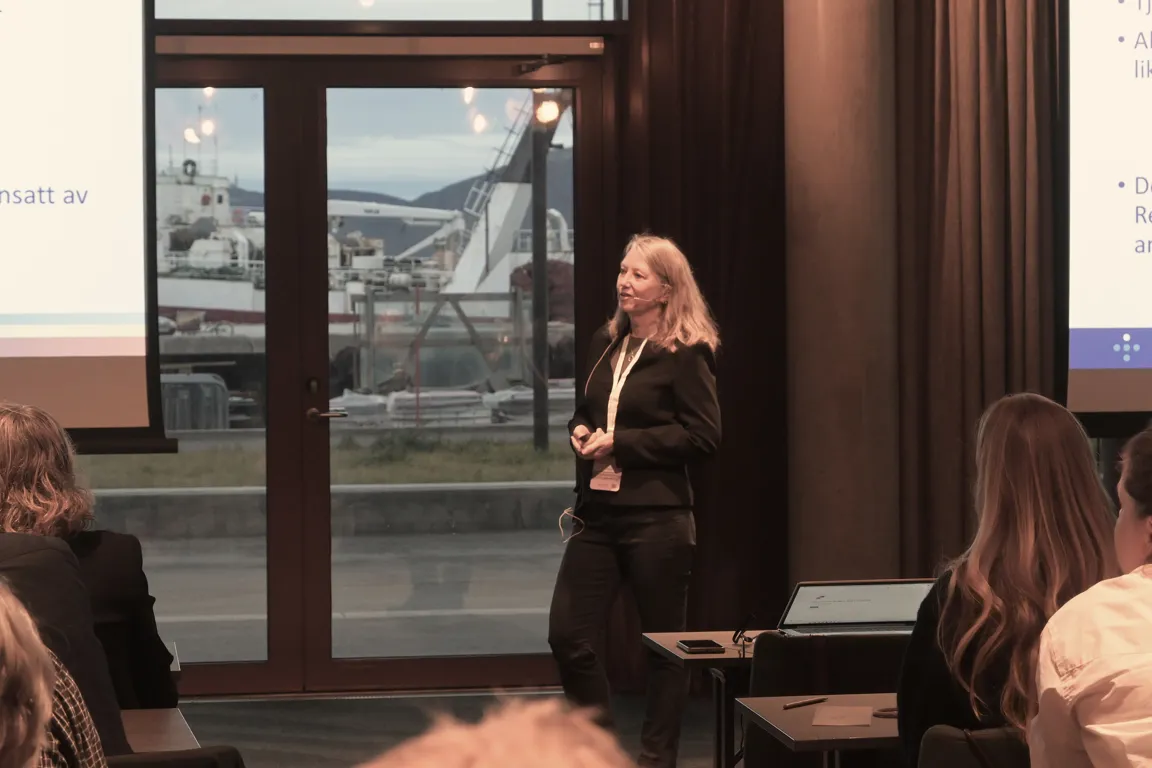 En person som står foran en gruppe mennesker