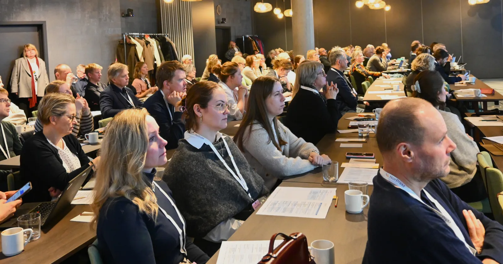 En gruppe mennesker som sitter ved bord