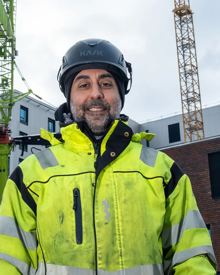 En mann iført hjelm og jakke