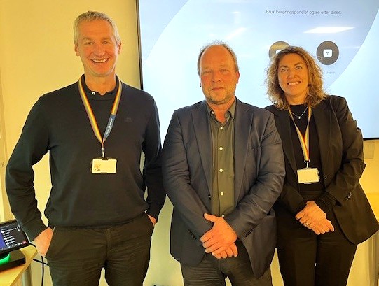 En gruppe mennesker som poserer for et bilde