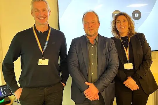 En gruppe mennesker som poserer for et bilde