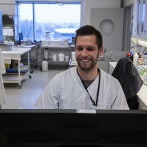 En mann som sitter ved et skrivebord