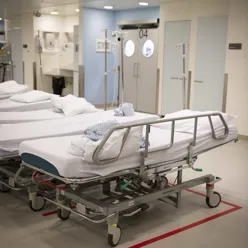 En sykehusseng med et rødt tau