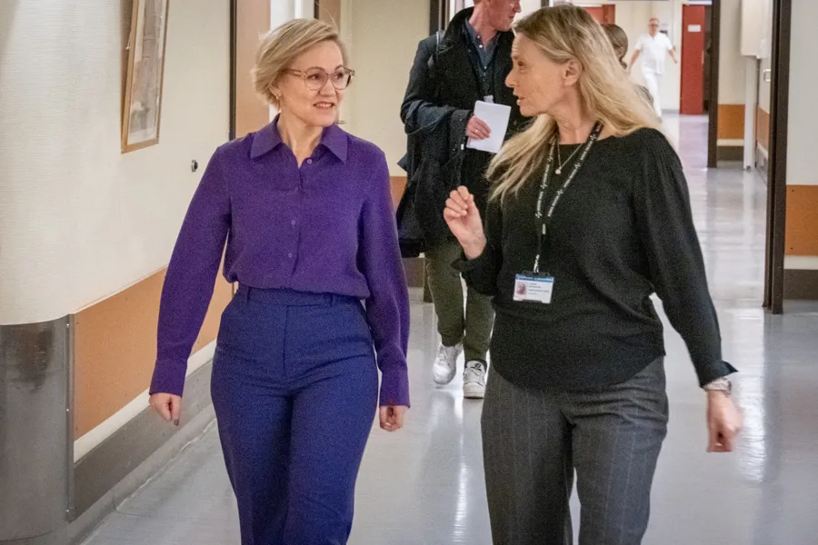 Noen få kvinner som går