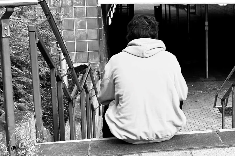 En person som sitter på en benk