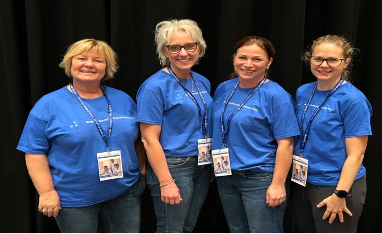 En gruppe kvinner iført blå skjorter