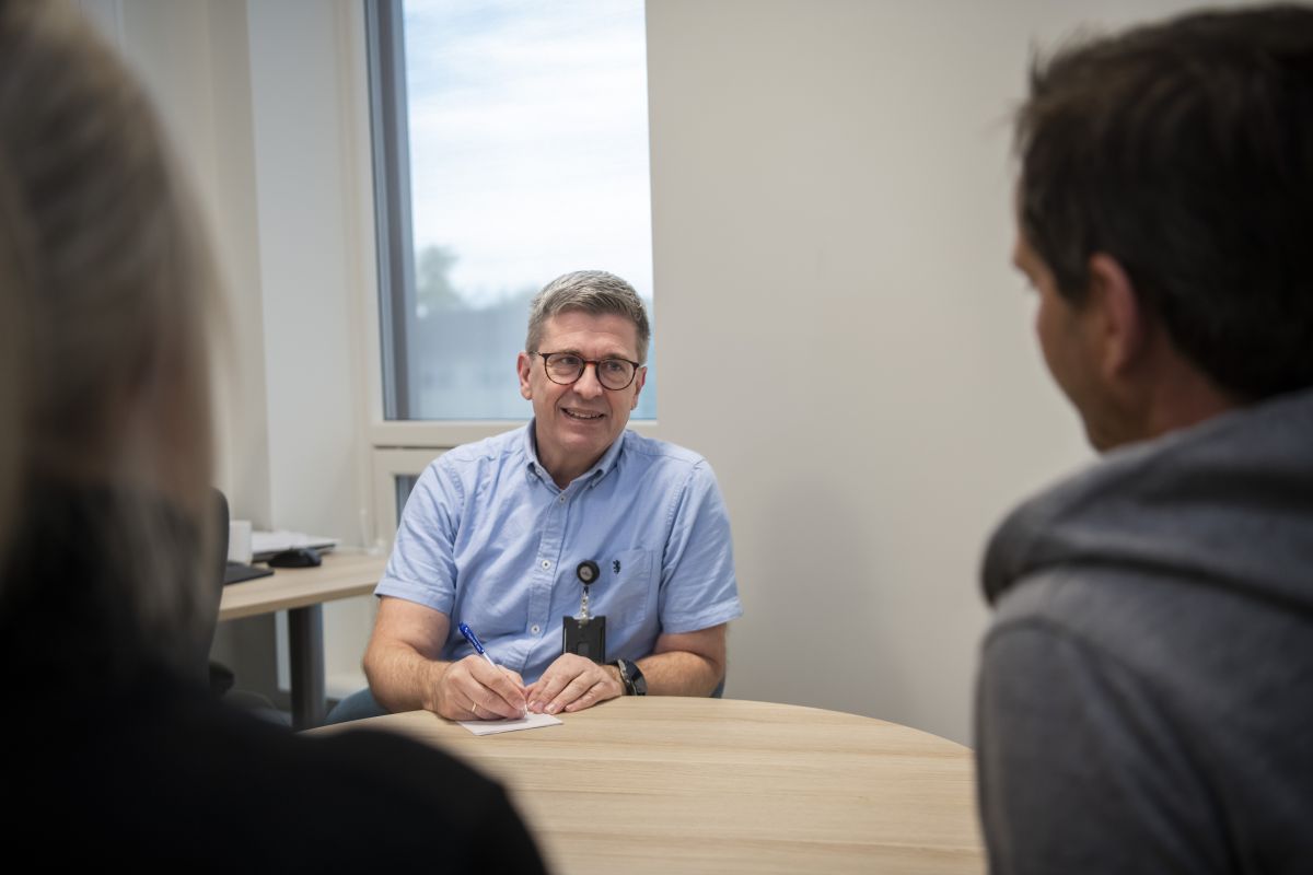 En mann som sitter ved et bord