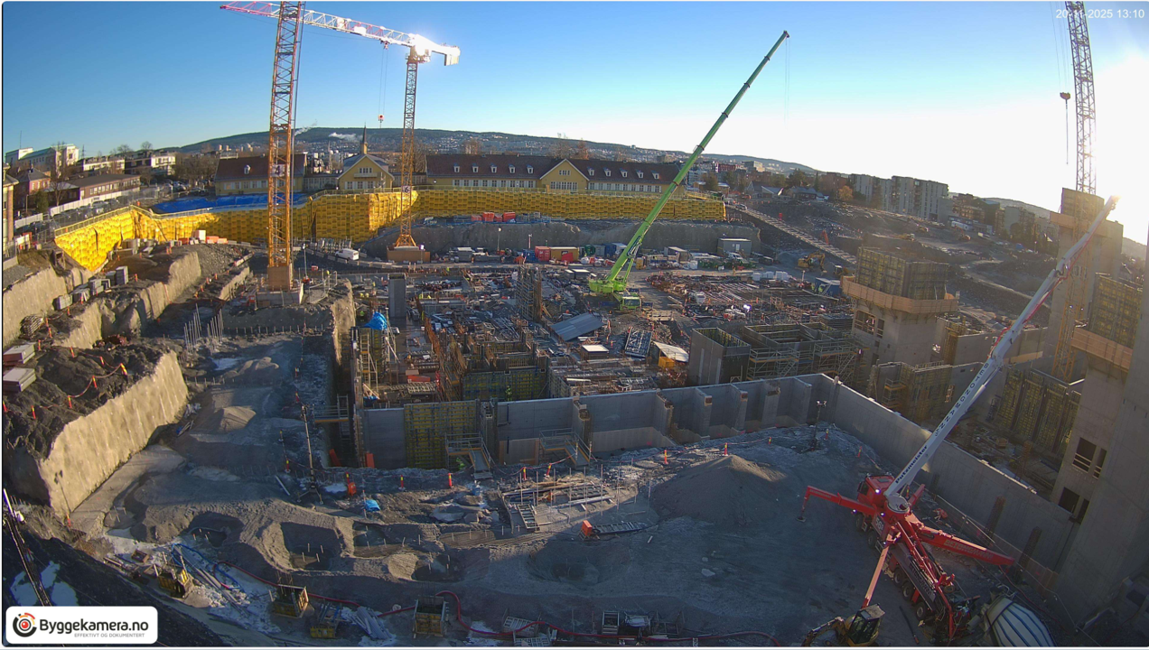 En byggeplass med kraner og bygninger