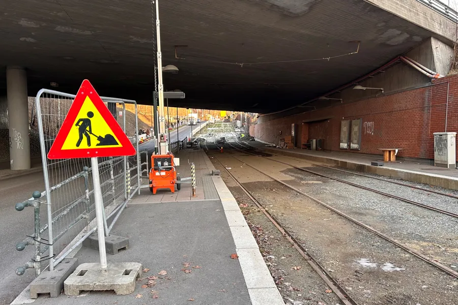 En togstasjon med skilt