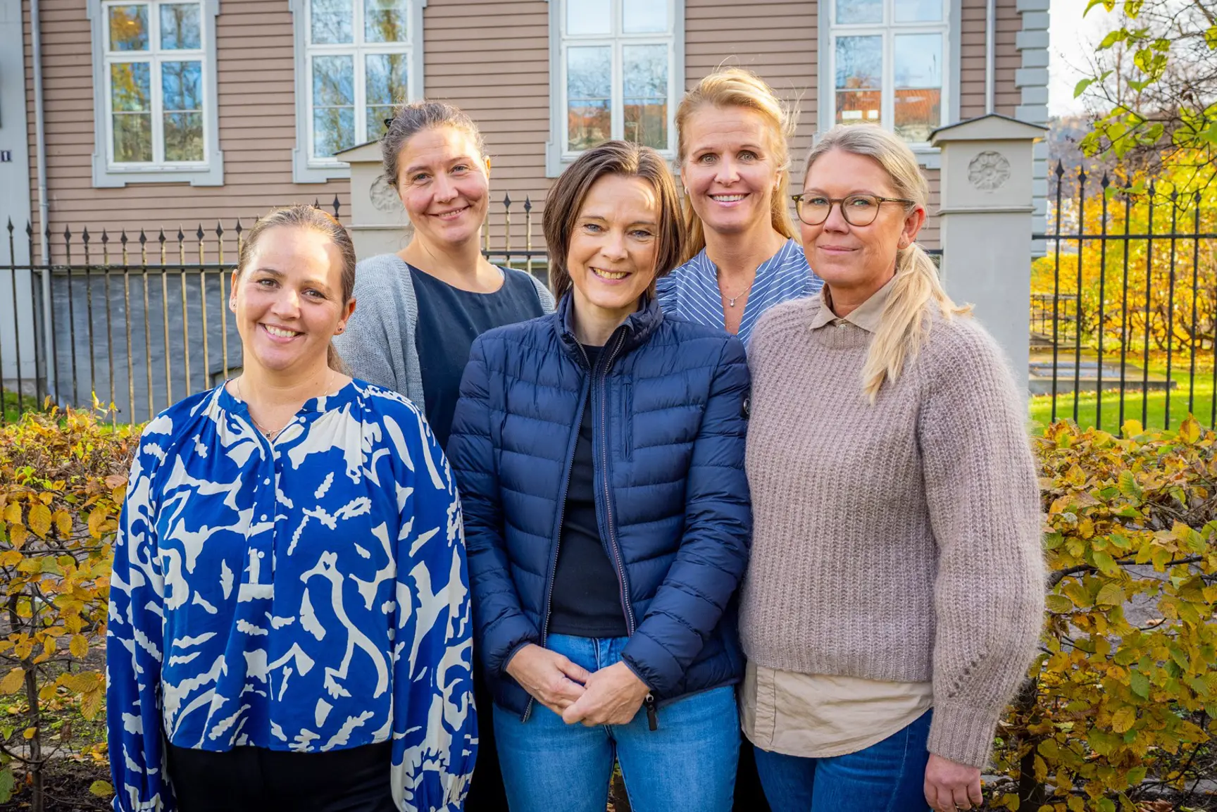 En gruppe kvinner som poserer for et bilde