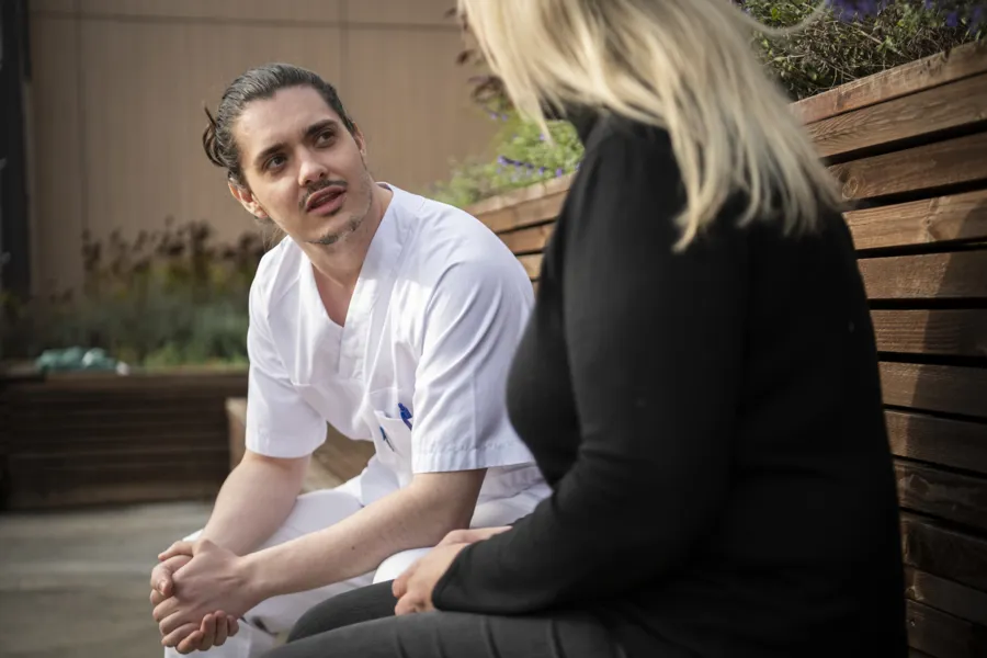 Mann og kvinne på en benk