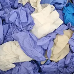 En haug med hvite og blå håndklær