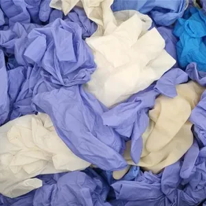 En haug med hvite og blå håndklær