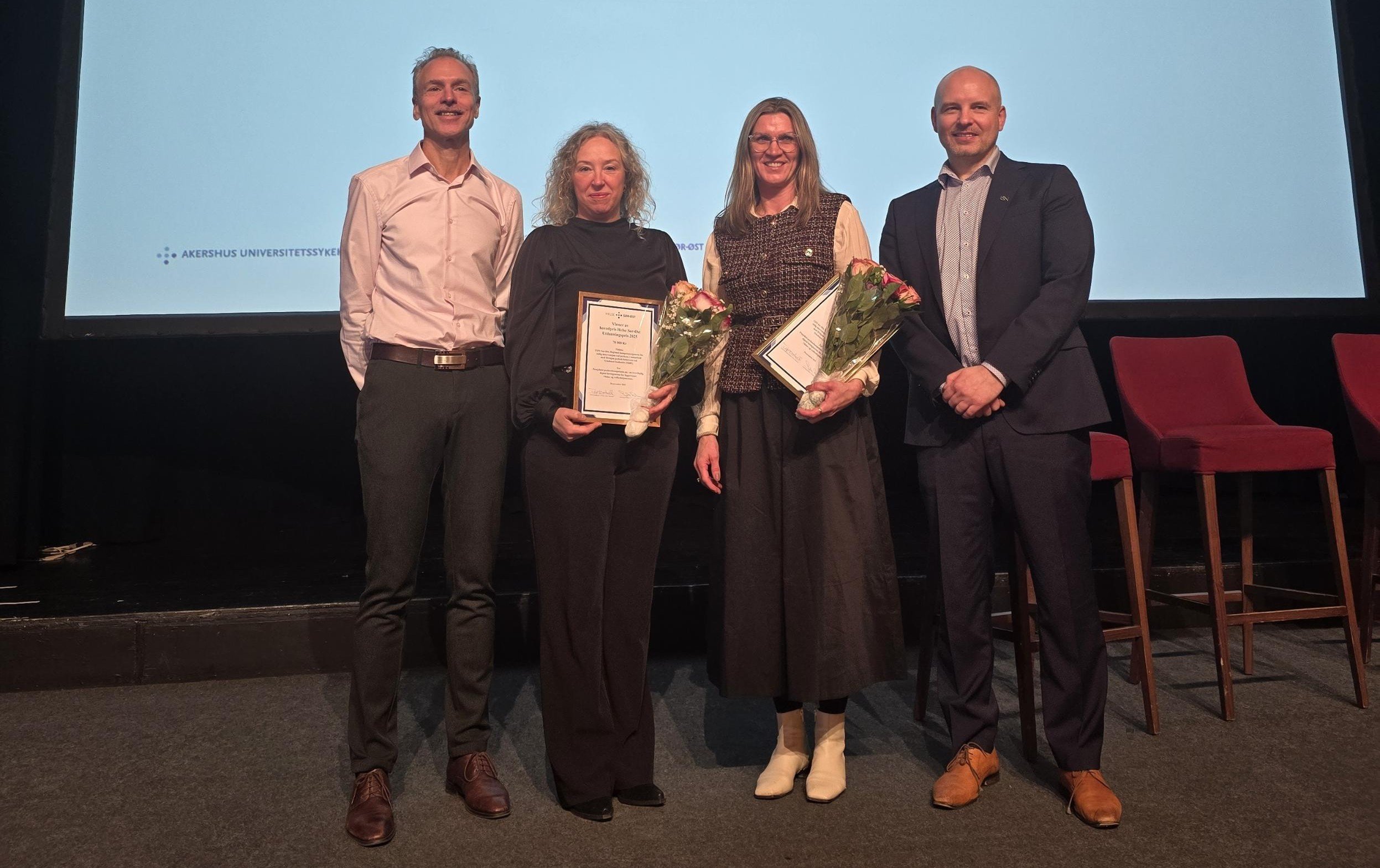 En gruppe mennesker som holder en plakett