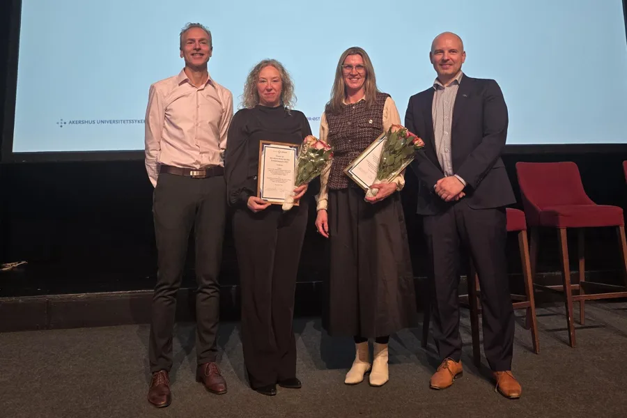 En gruppe mennesker som holder en plakett