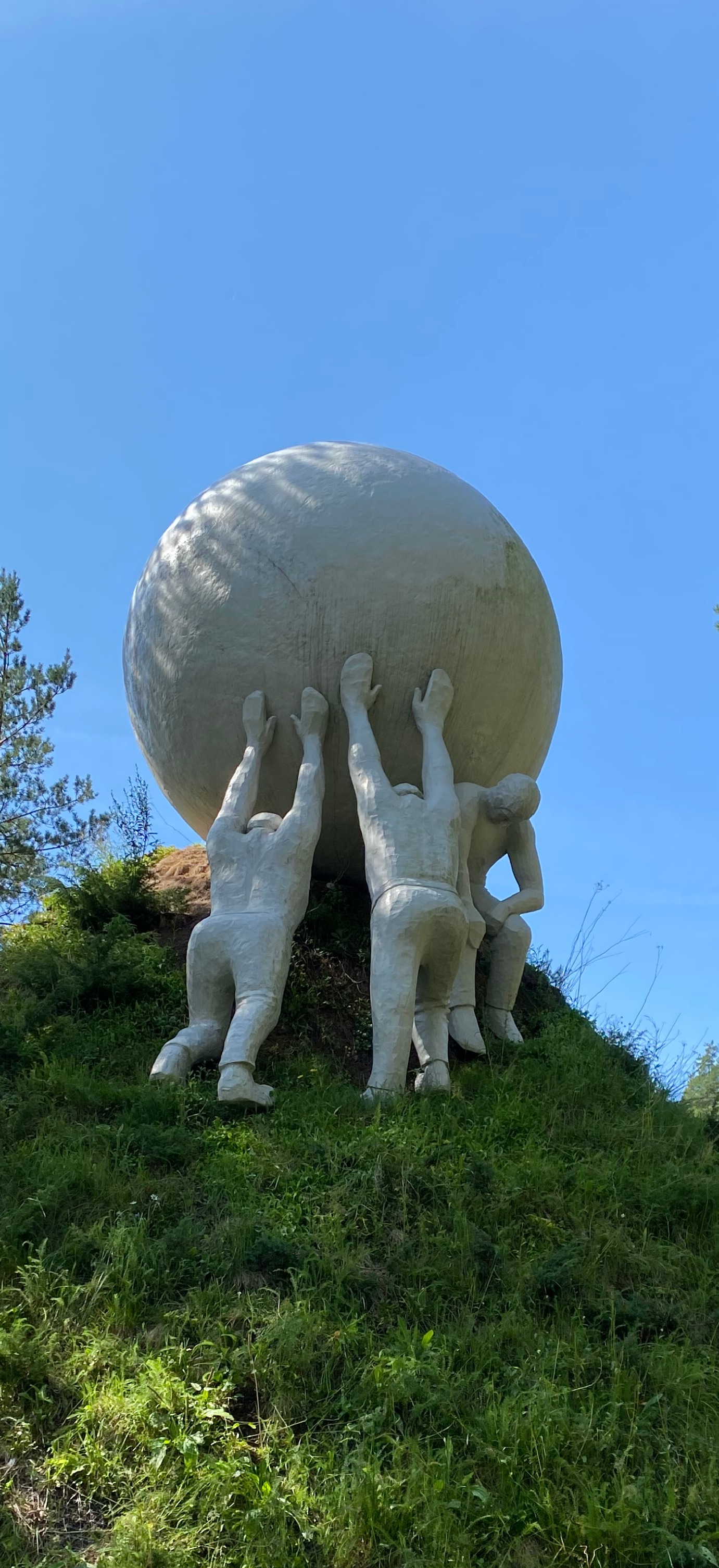 En gruppe statuer av mennesker