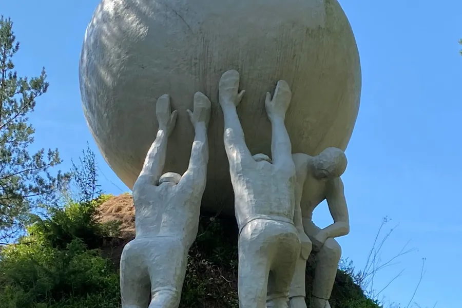 En gruppe statuer av mennesker