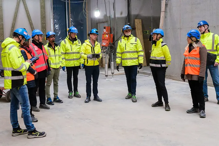 En gruppe mennesker iført sikkerhetsvester