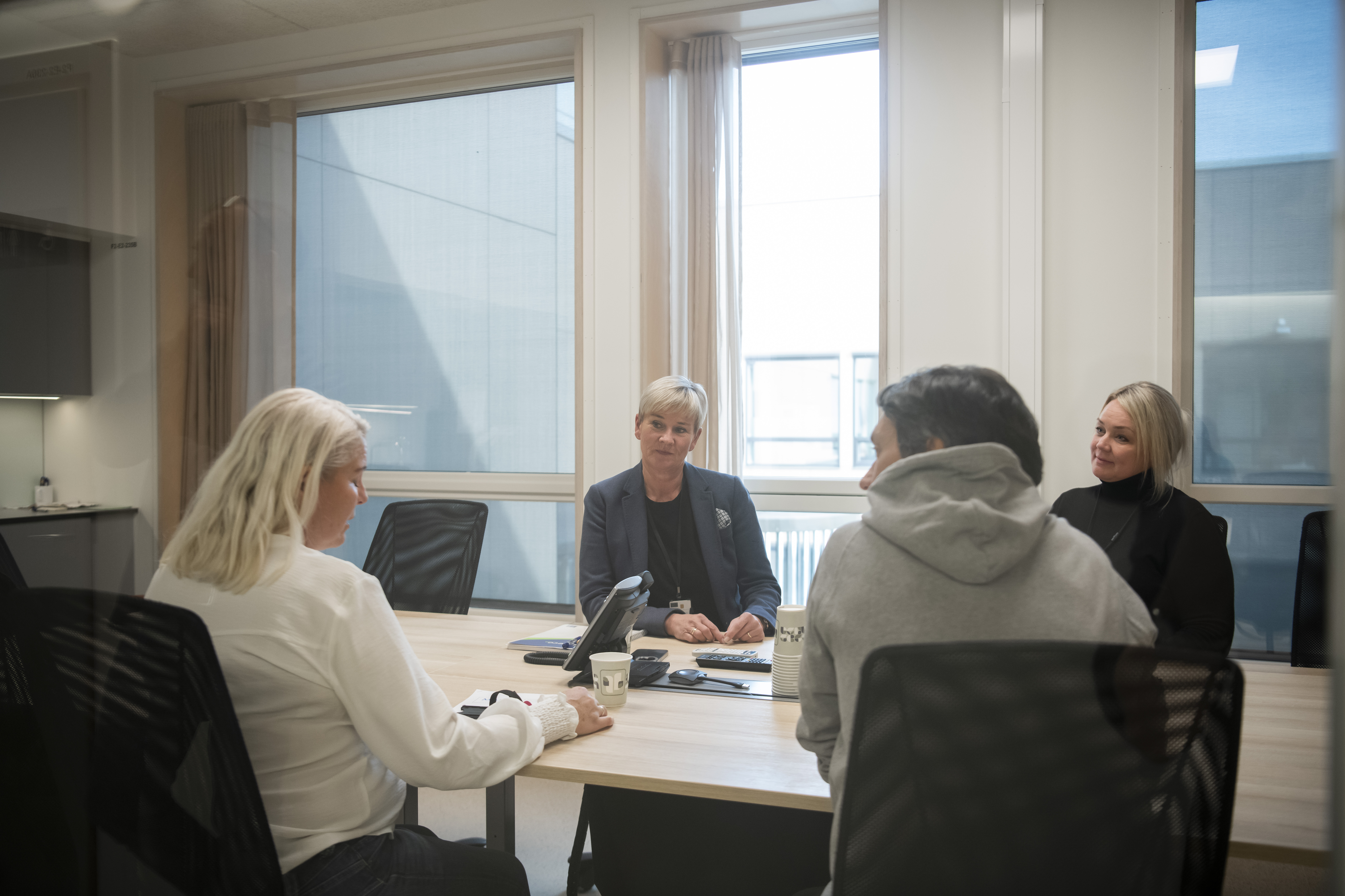 4 rundt et bord i møterom