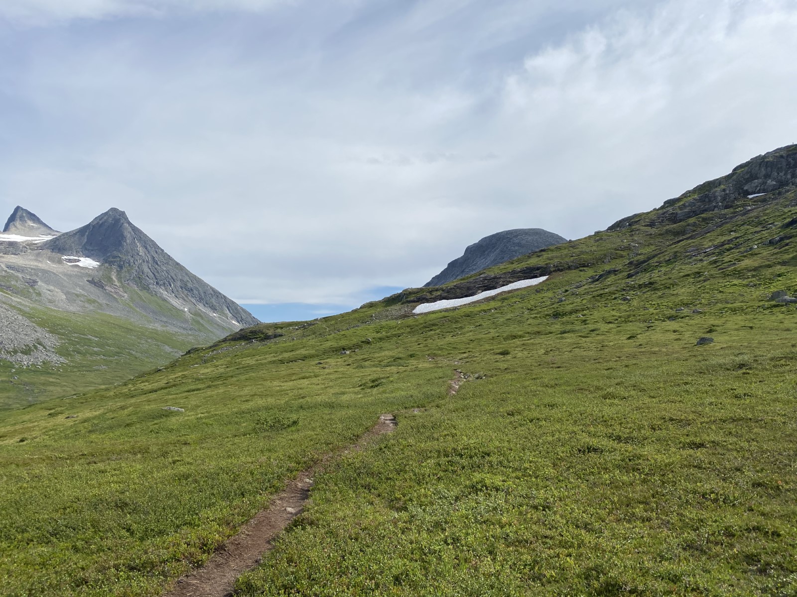 En grusvei i en gresskledd dal