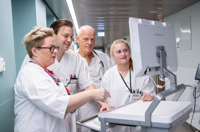 En gruppe mennesker i hvite frakker