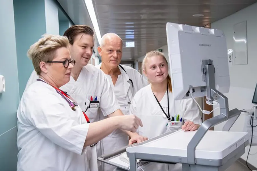 En gruppe mennesker i hvite frakker